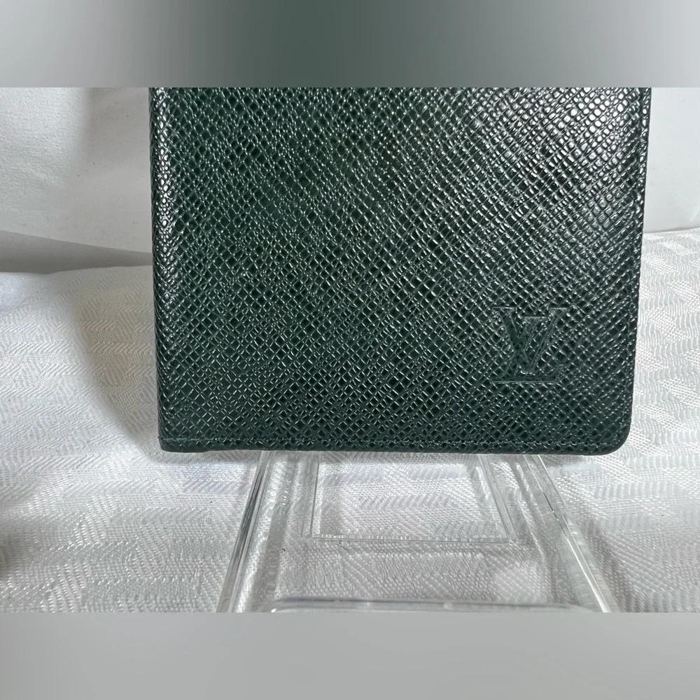 7006: Louis Vuitton Taiga Leather Wristlet & Checkbook Cover Set Green